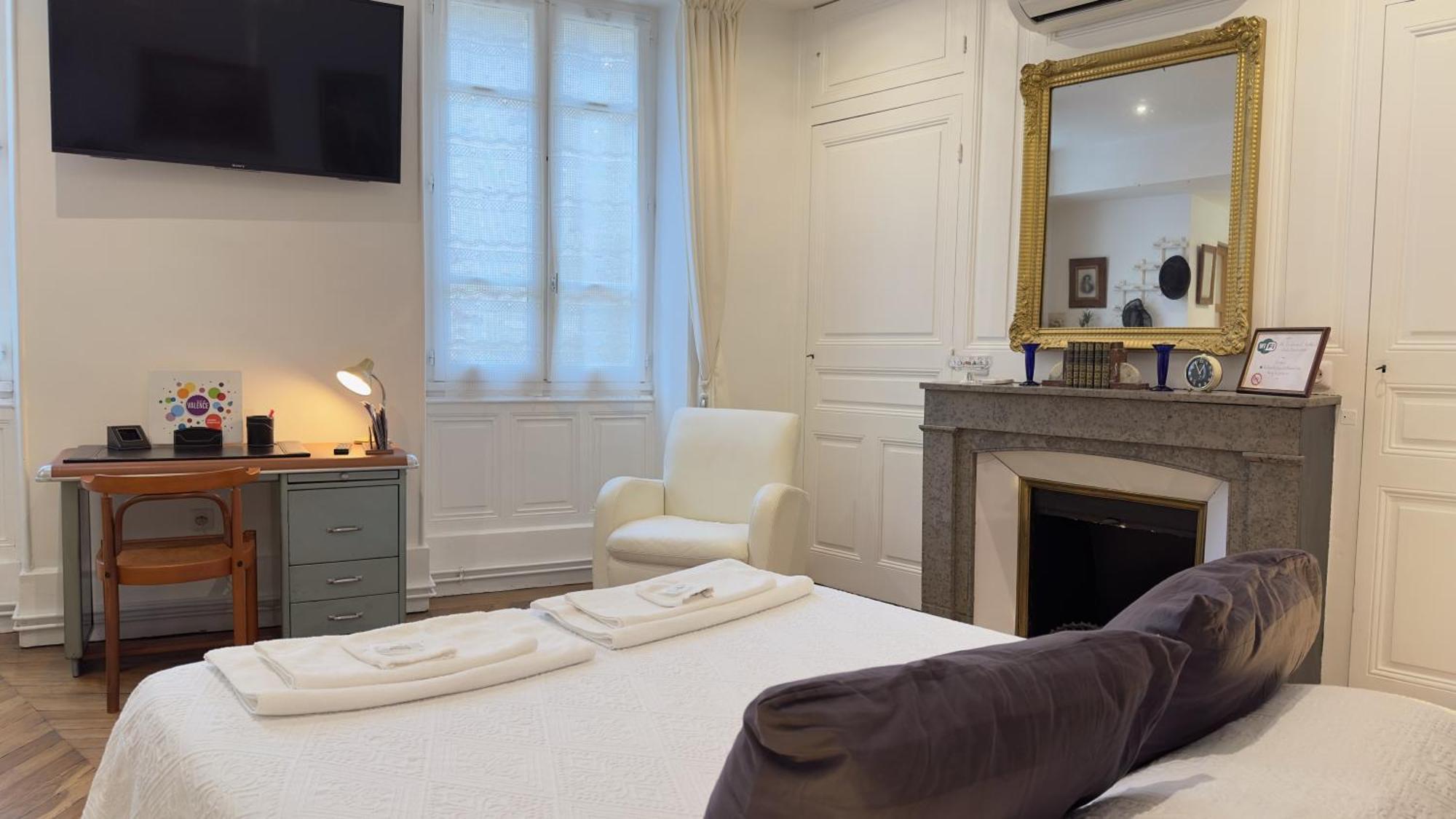Chambre De Charme Au Coeur Du Vieux Valence - Confort & Calme Kültér fotó